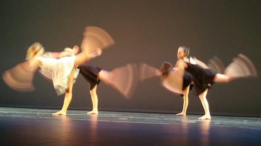 pessoas dançando em um palco